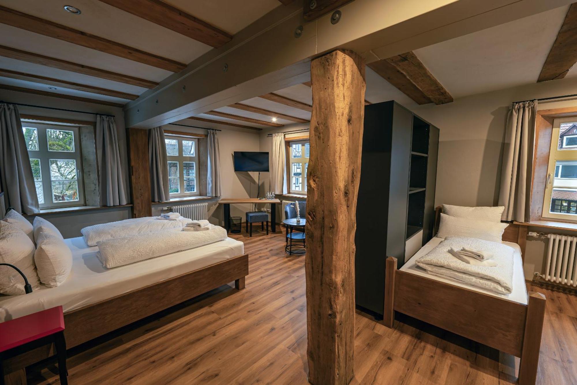 Landgasthof Koenig Von Preussen Helsa Bilik gambar